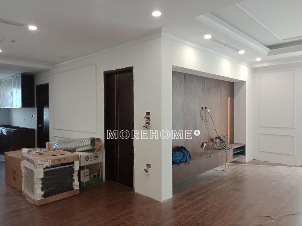 Phòng khách được thi công với mẫu vách ốp và kệ tivi với chất liệu gỗ veneer cao cấp tạo nên không gian phòng khách sang trọng và tinh tế